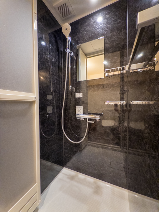 秘密基地で暮らす 706の内観