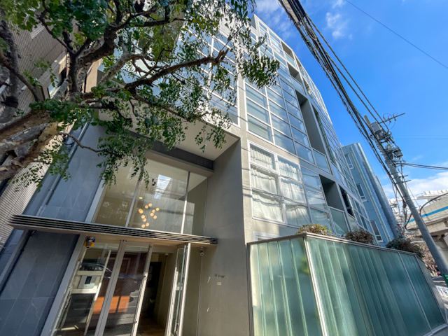 吹き抜けに光が満ちる 301の内観