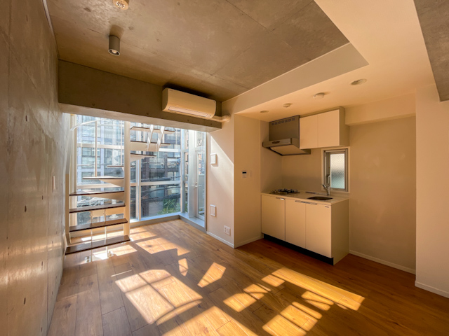 吹き抜けに光が満ちる 301の内観