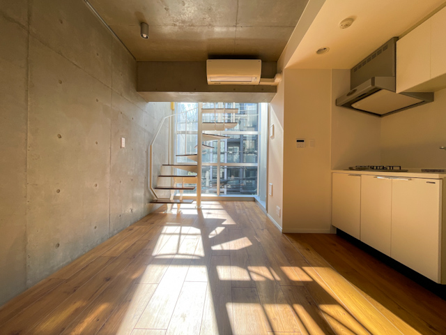 吹き抜けに光が満ちる 301の内観