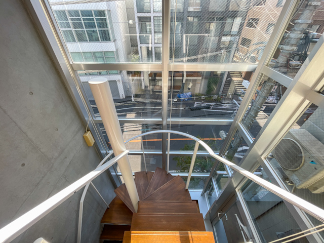 吹き抜けに光が満ちる 301の内観