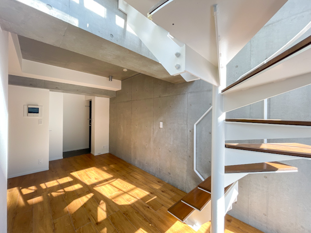 吹き抜けに光が満ちる 301の内観