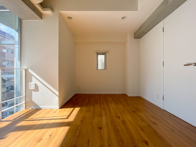 吹き抜けに光が満ちる 301の内観