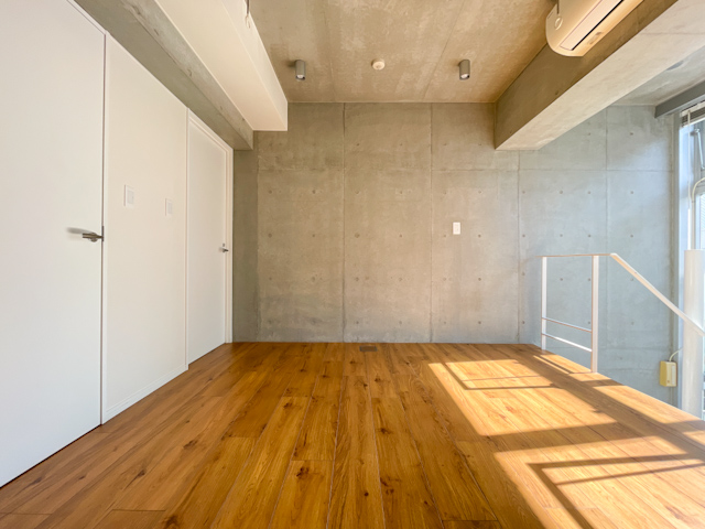 吹き抜けに光が満ちる 301の内観