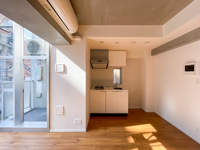 吹き抜けに光が満ちる 301の内観