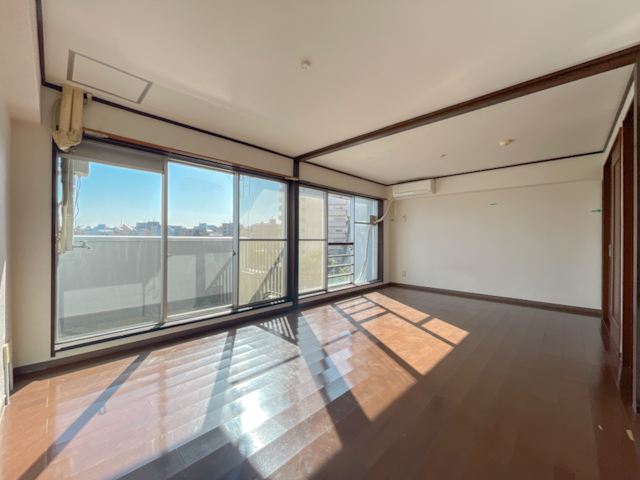 一面は、景色 604の内観