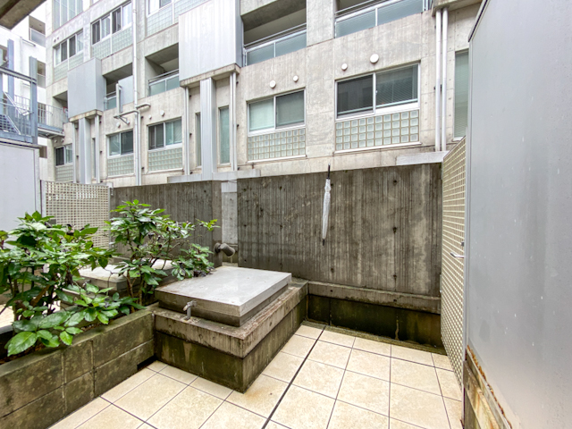 コンクリート宮殿の一角 2301の内観