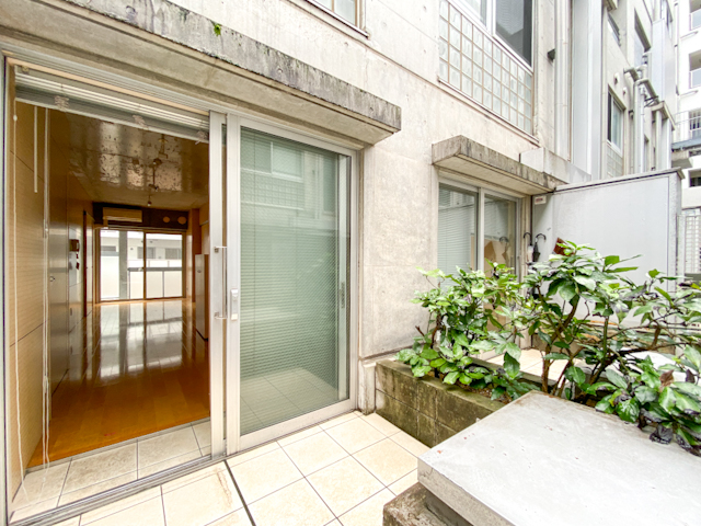 コンクリート宮殿の一角 2301の内観