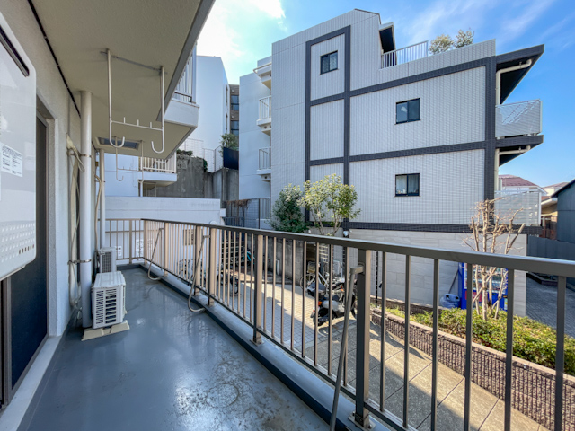 淡いアイスブルーとレトロ 106の内観