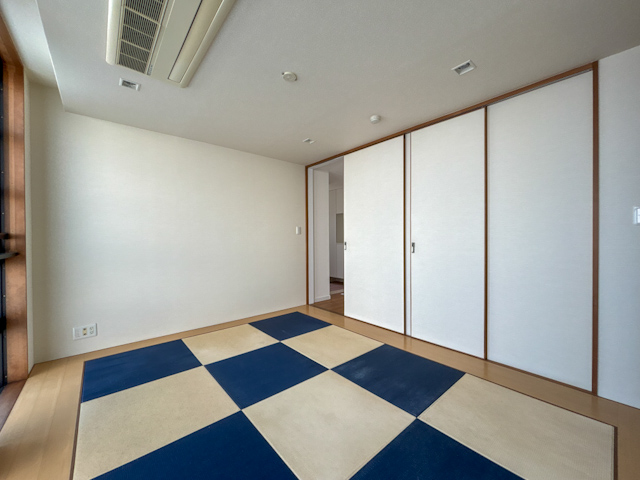 参道のそばのメゾネット 401の内観