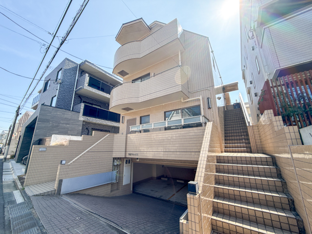 螺旋階段と秘密基地 101の内観