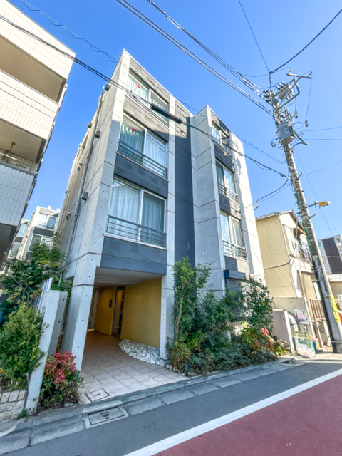 赤と光と素材 404の内観