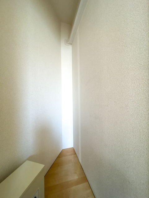 赤と光と素材 404の内観