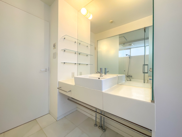 光で満たす 004の内観