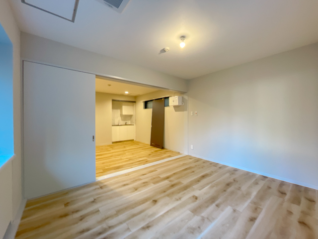 街の輪郭を少し離れて 101の内観