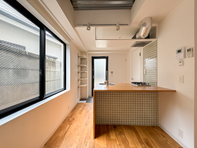 裸足になりたい床 101の内観