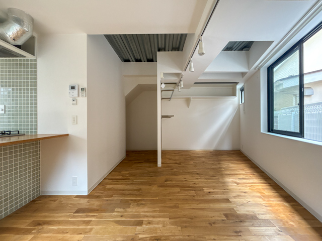 裸足になりたい床 101の内観