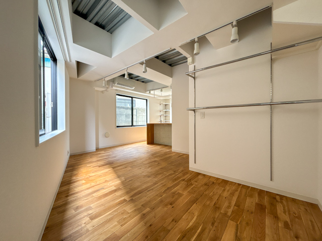 裸足になりたい床 101の内観