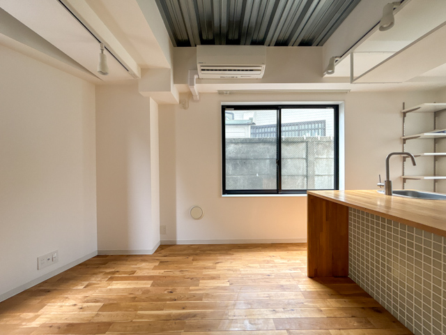 裸足になりたい床 101の内観