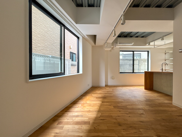 裸足になりたい床 101の内観