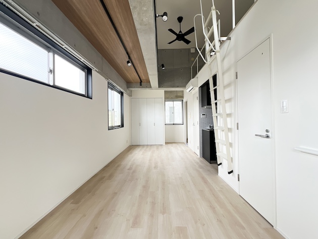 新宿摩天楼 503の内観