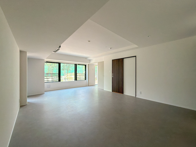 静けさと上質さ 002の内観