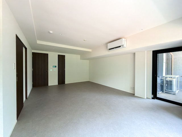 静けさと上質さ 002の内観