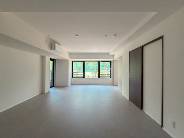 静けさと上質さ 002の内観