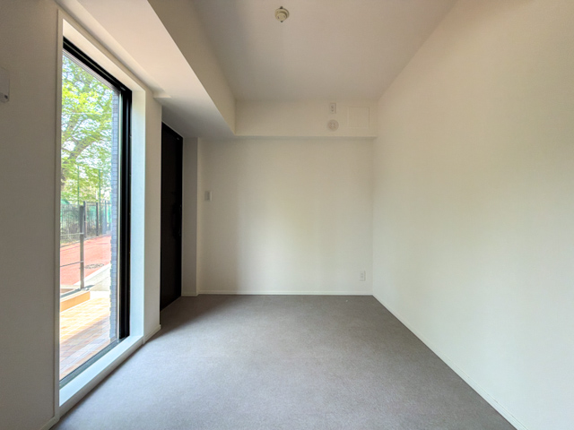 静けさと上質さ 002の内観