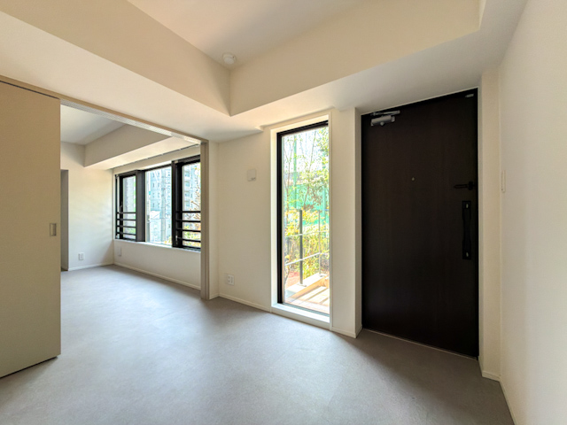 静けさと上質さ 002の内観