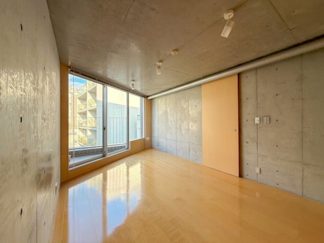 尖ってあれ 501の内観