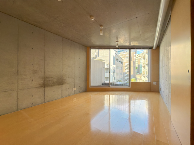 尖ってあれ 501の内観