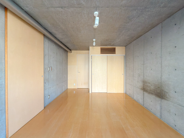 尖ってあれ 501の内観