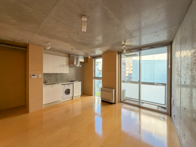 尖ってあれ 501の内観