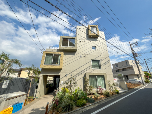 光で満たされる 301の内観