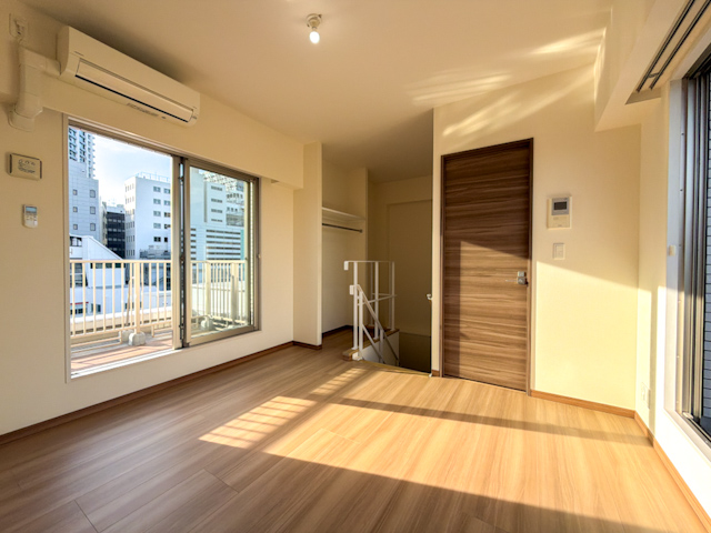 東から西へ 402の内観