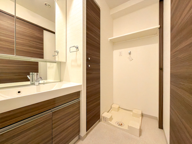 東から西へ 402の内観