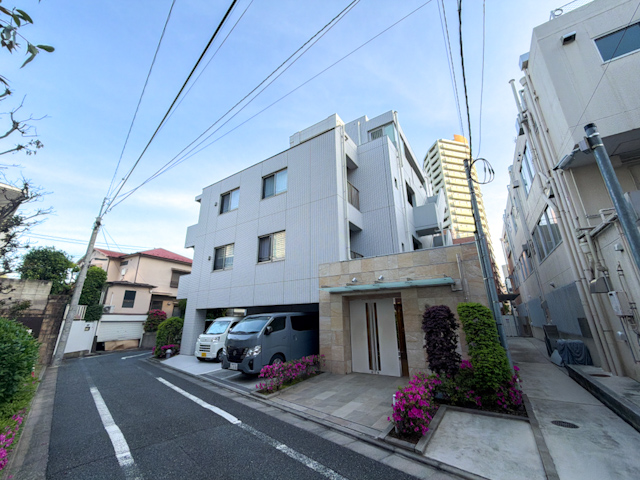 東から西へ 402の内観