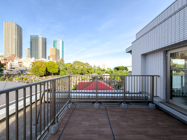 東から西へ 402の外観