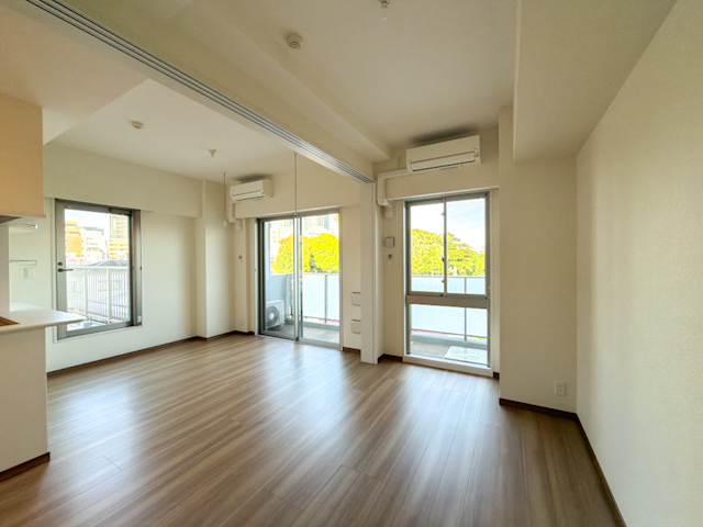 東から西へ 402の内観