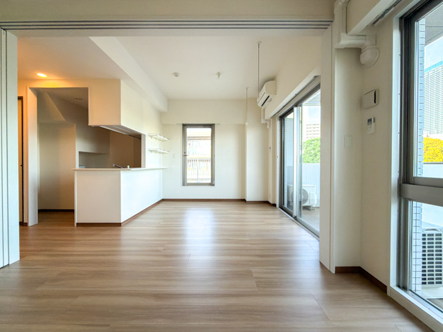 東から西へ 402の内観