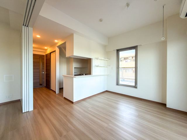 東から西へ 402の内観