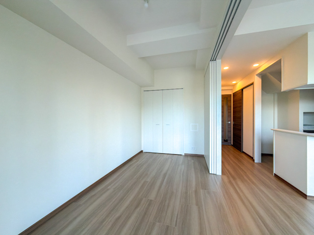 東から西へ 402の内観