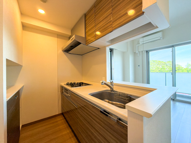 東から西へ 402の内観