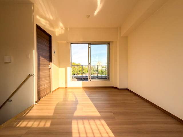 東から西へ 402の内観