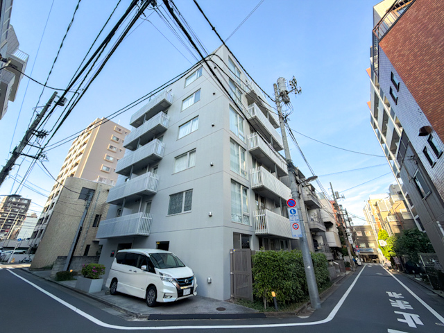 街のそばに 102の内観