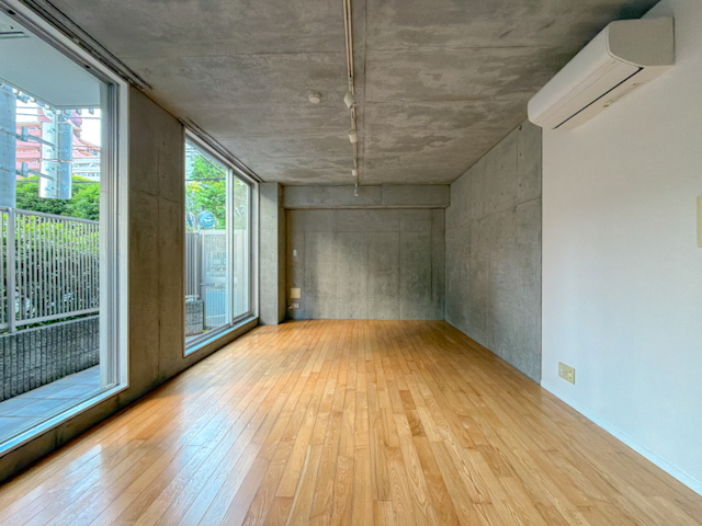 街のそばに 102の内観