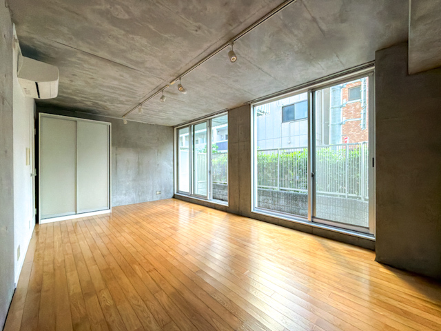 街のそばに 102の内観