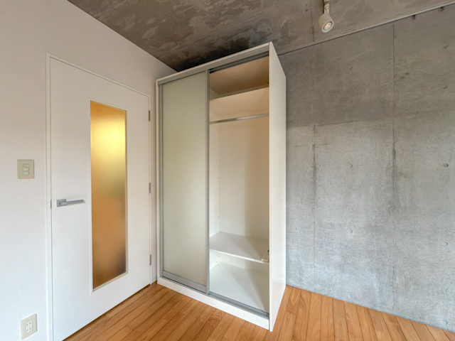 街のそばに 102の内観