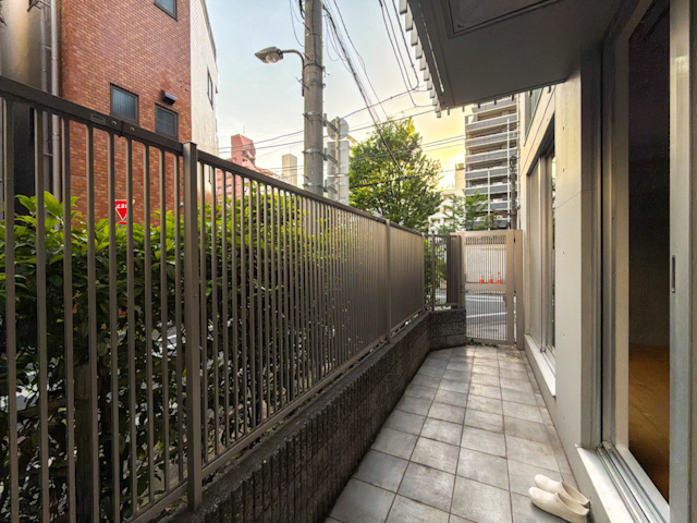 街のそばに 102の内観